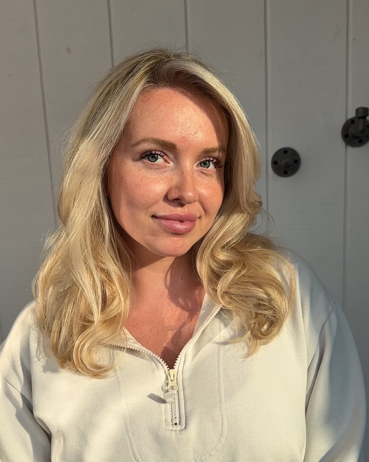 soft layered blonde waves with subtle highlights