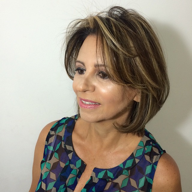 Stylish Textured Shoulder-Length Bob with Subtle Highlights