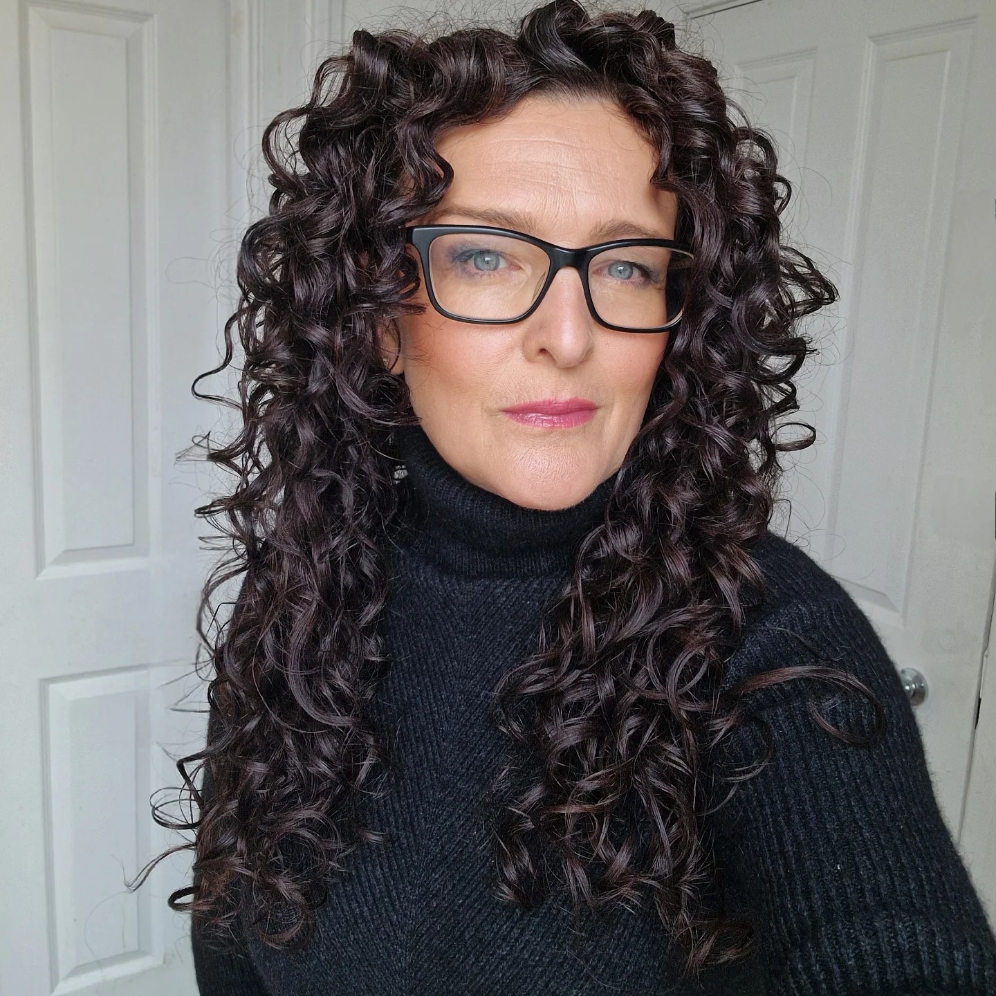 Dynamic Curly Layers with Face-Framing Highlights