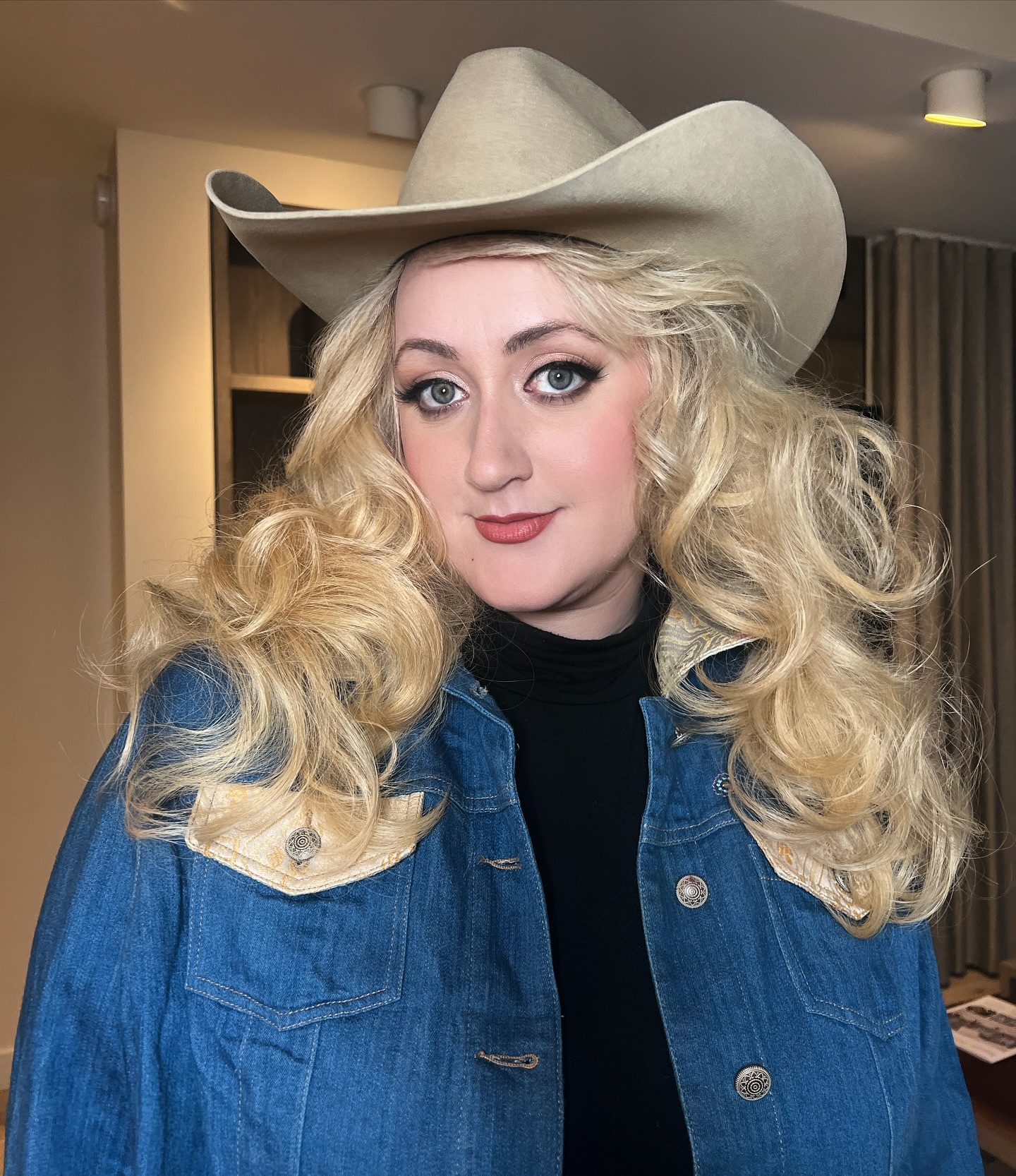 Glamorous Layered Cowgirl Cut with Soft Waves