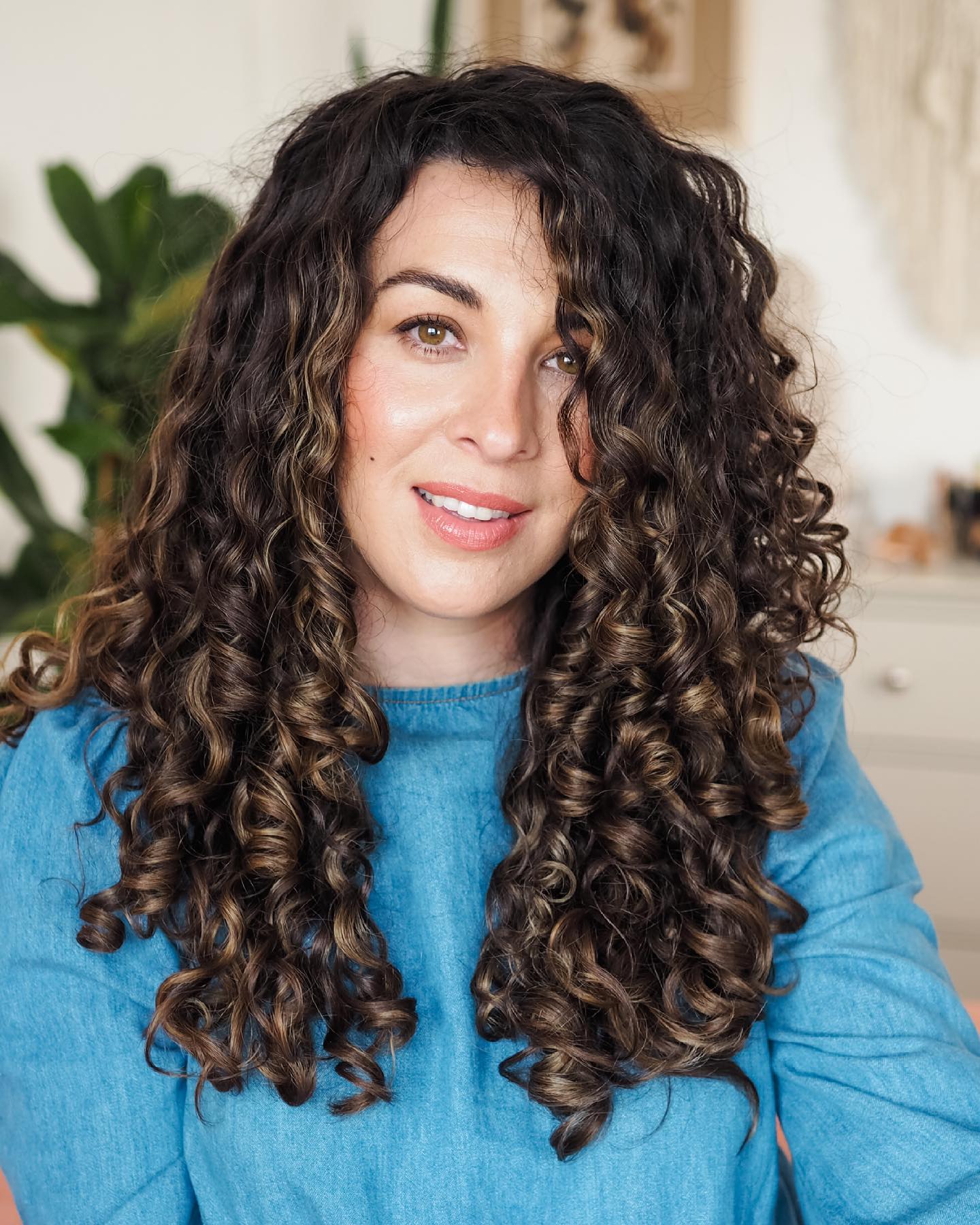 Voluminous Curly Layers with Face-Framing Highlights