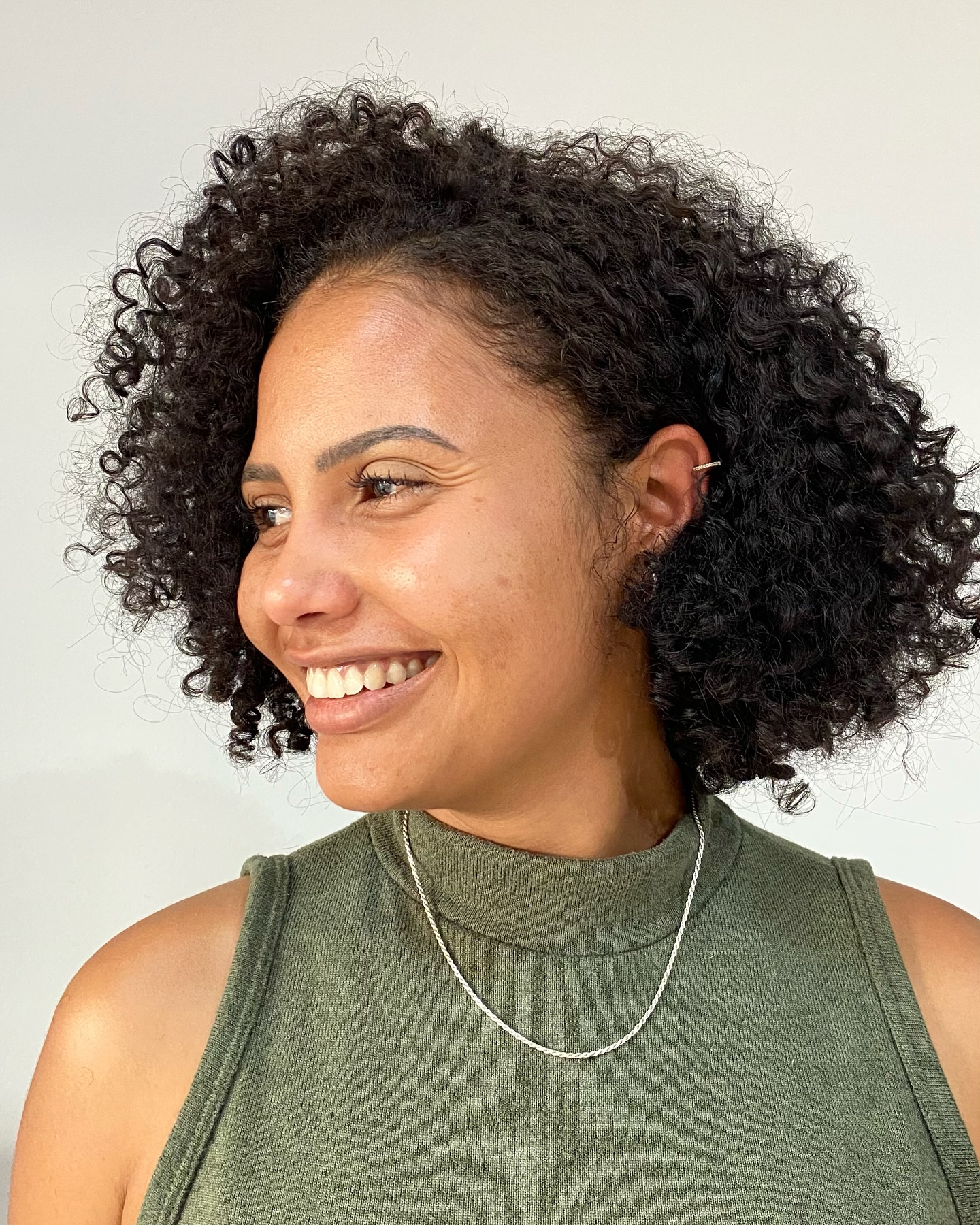 Chic Curly Neck-Length Bob with Face-Framing Layers