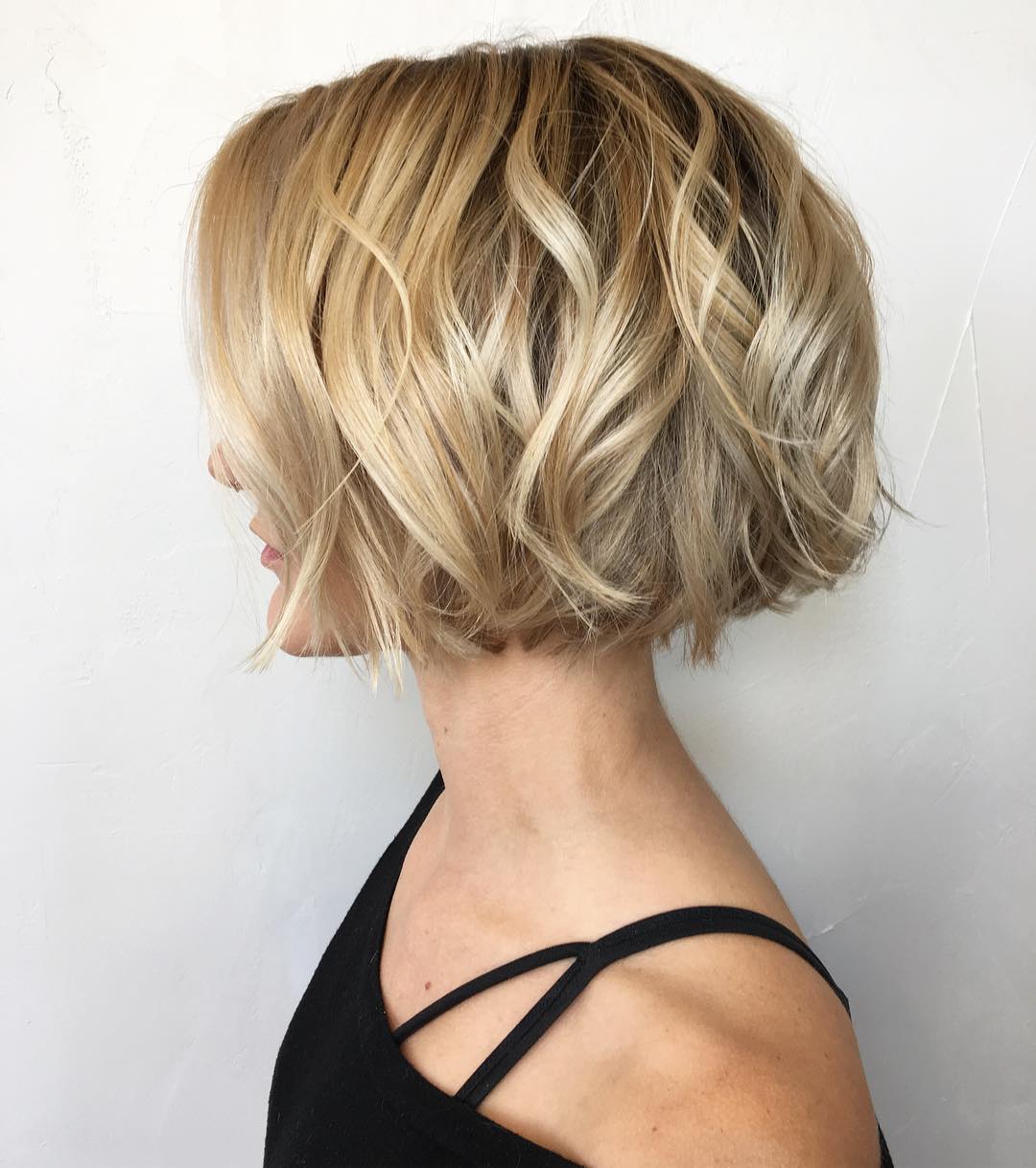 Chic Textured Bob with Sun-Kissed Highlights