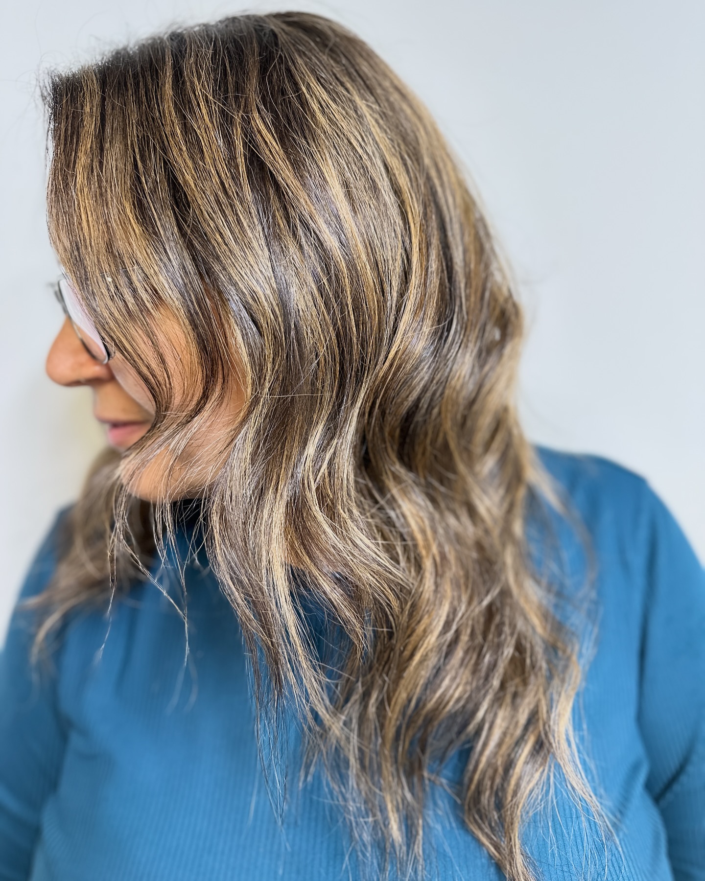 Chic Textured Waves with Subtle Caramel and Ash Highlights