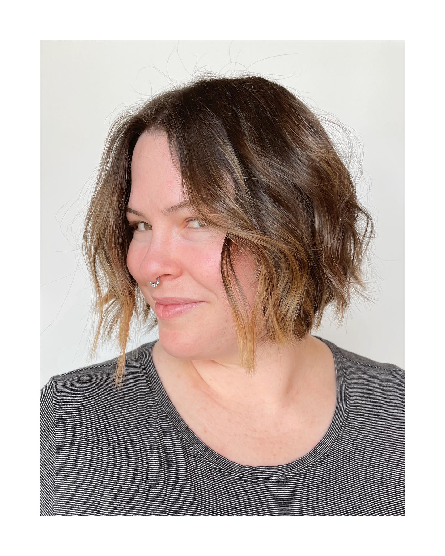 Effortless Wavy Bob with Subtle Caramel Highlights