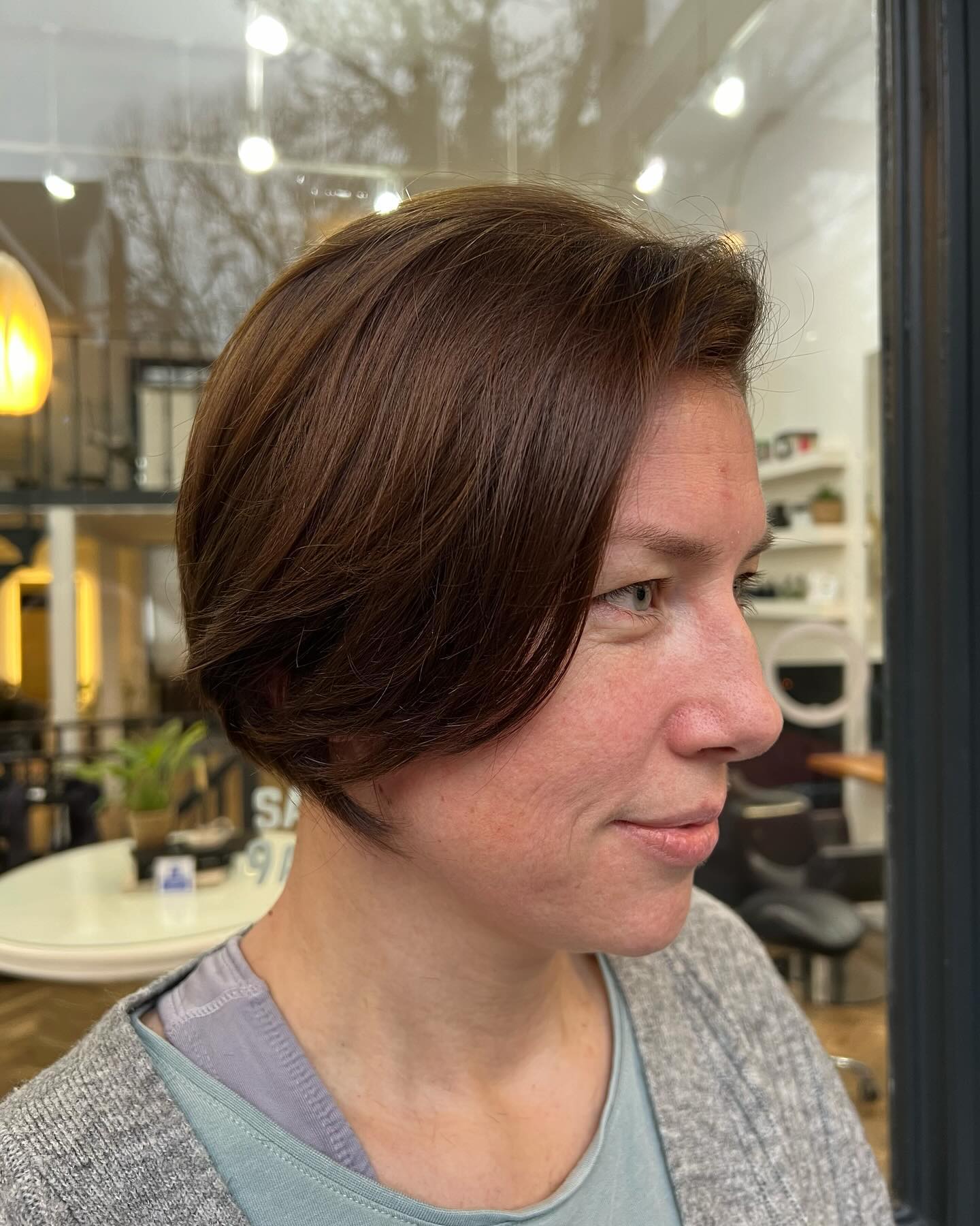 Elegant Brunette Bob with Soft Waves