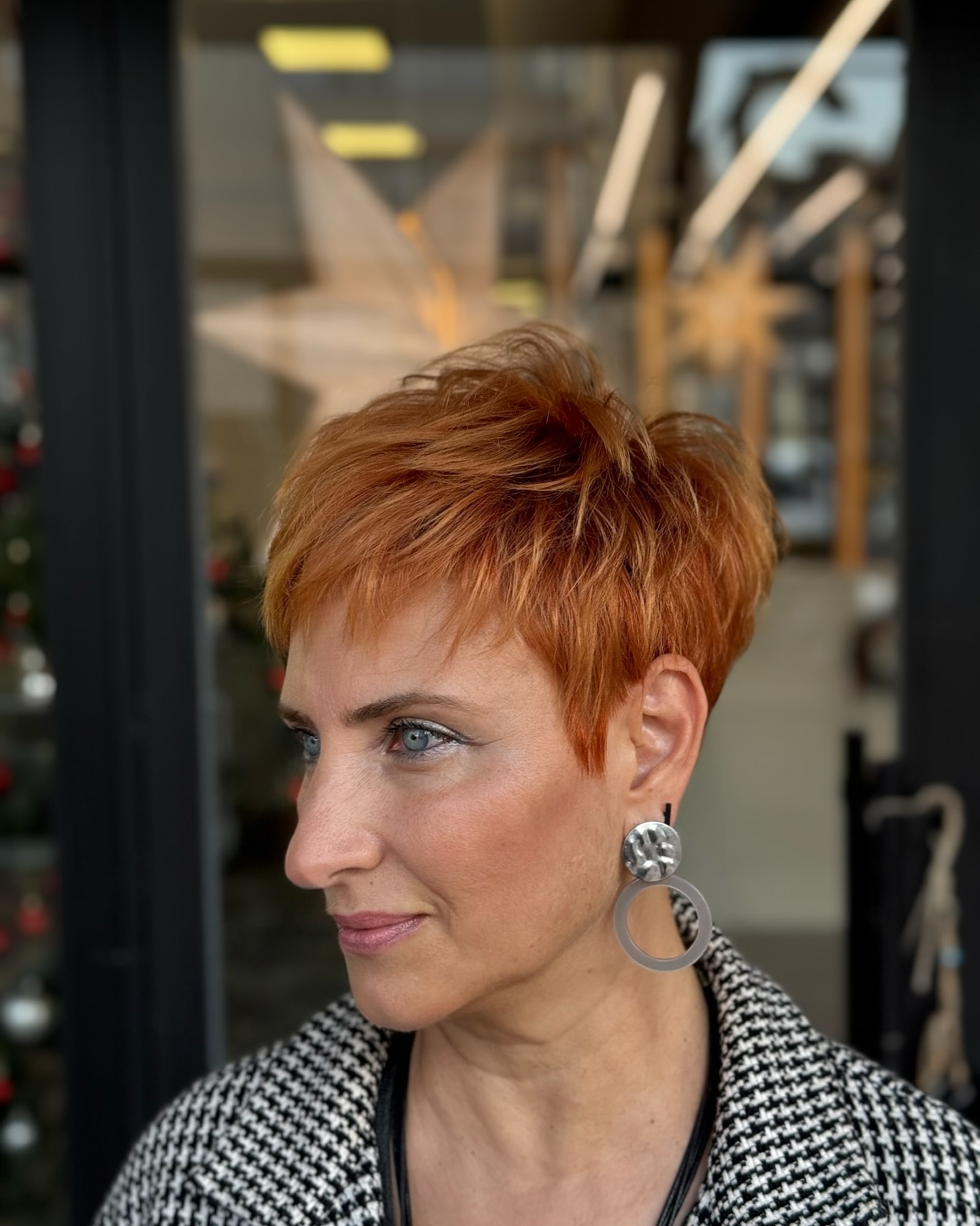 Textured Short Copper Pixie Cut with Subtle Layers