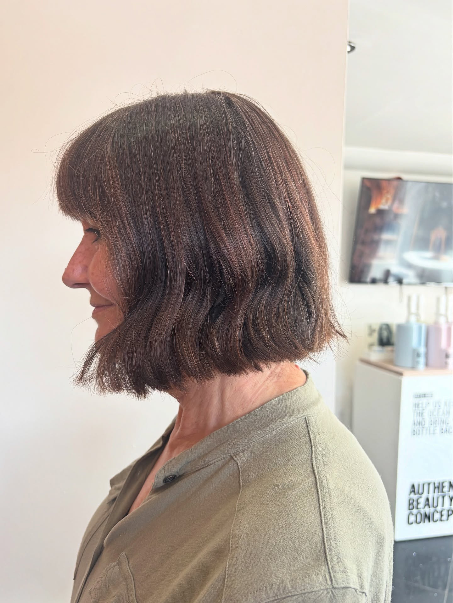Chic Textured Neck-Length Bob with Soft Bangs
