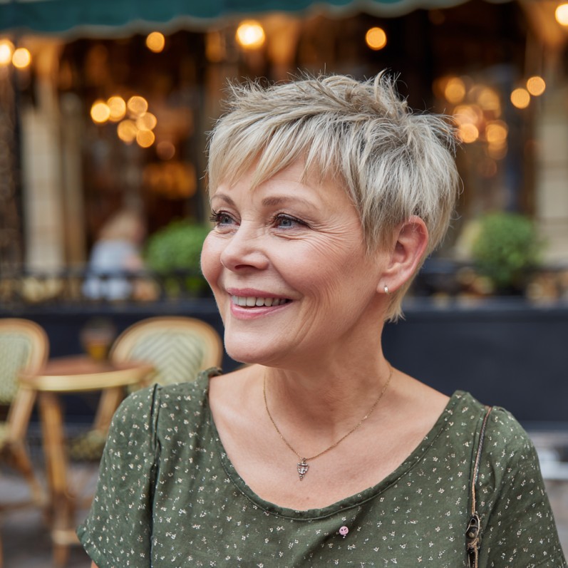 Chic Textured Silver Pixie Cut with Subtle Layers