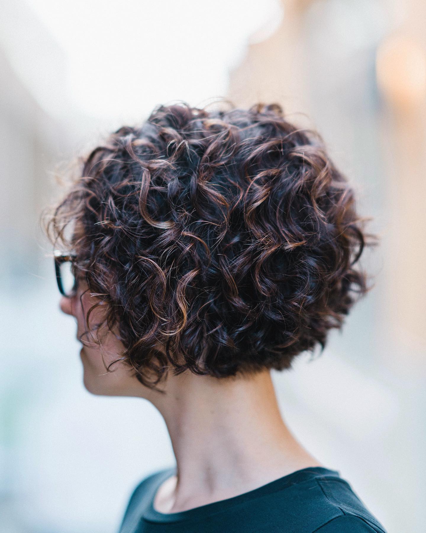 Chic Curly Wavy Bob with Subtle Highlights