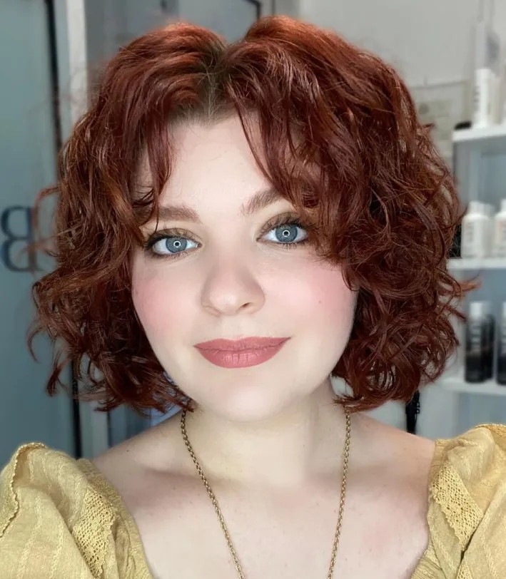 Chic Short Wavy Cut with Defined Curls