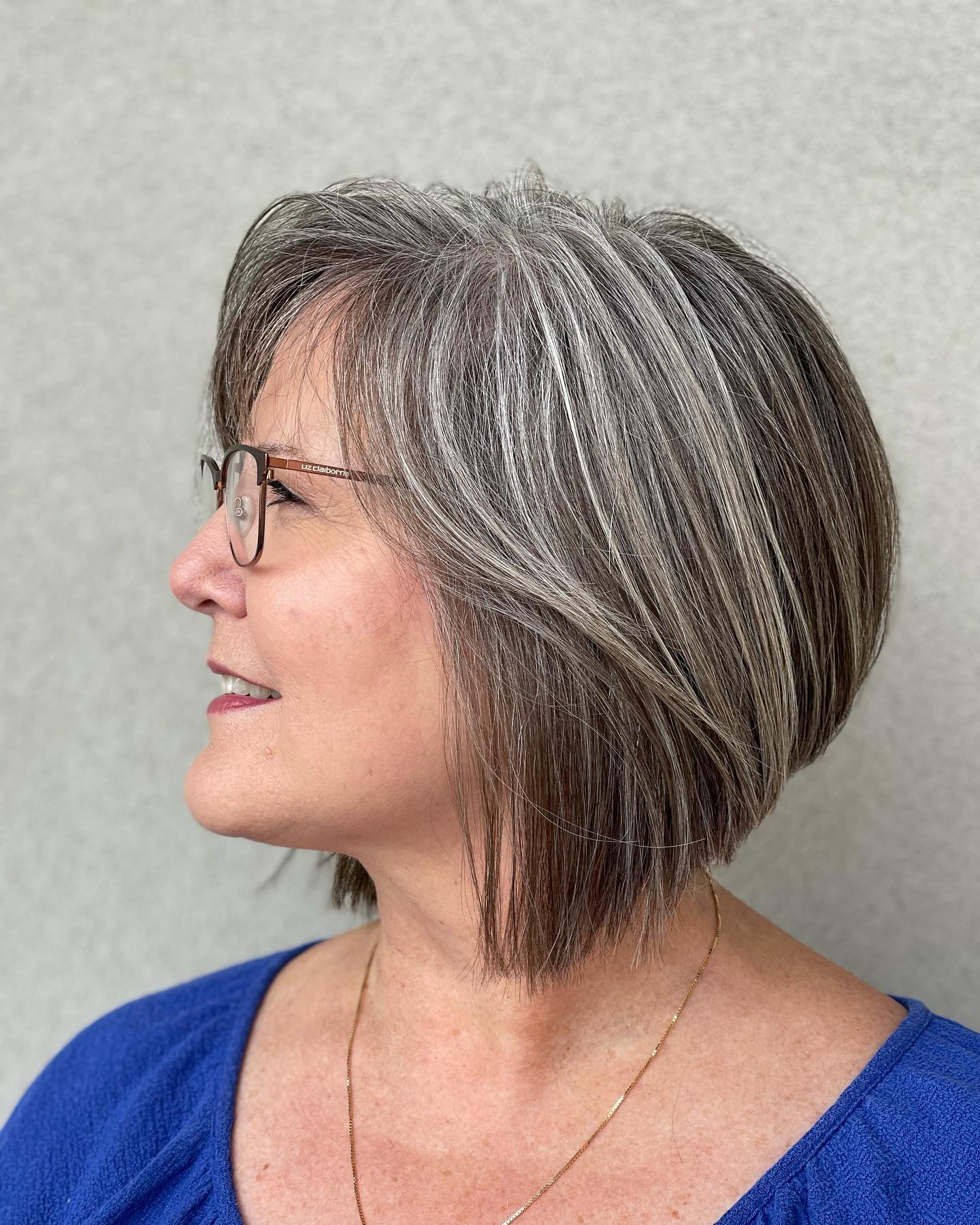 Chic Layered Bob with Subtle Highlights