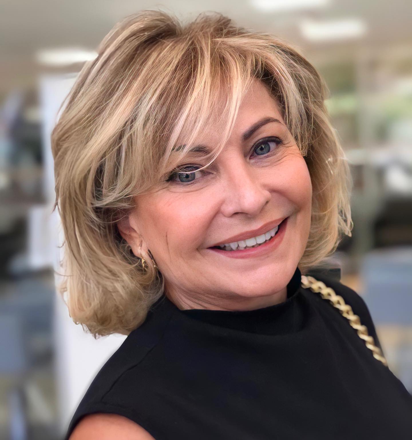 Soft Layered Lob with Gentle Face-Framing Highlights