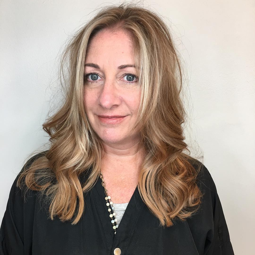 Softly Layered Shoulder-Length Waves with Subtle Caramel Highlights