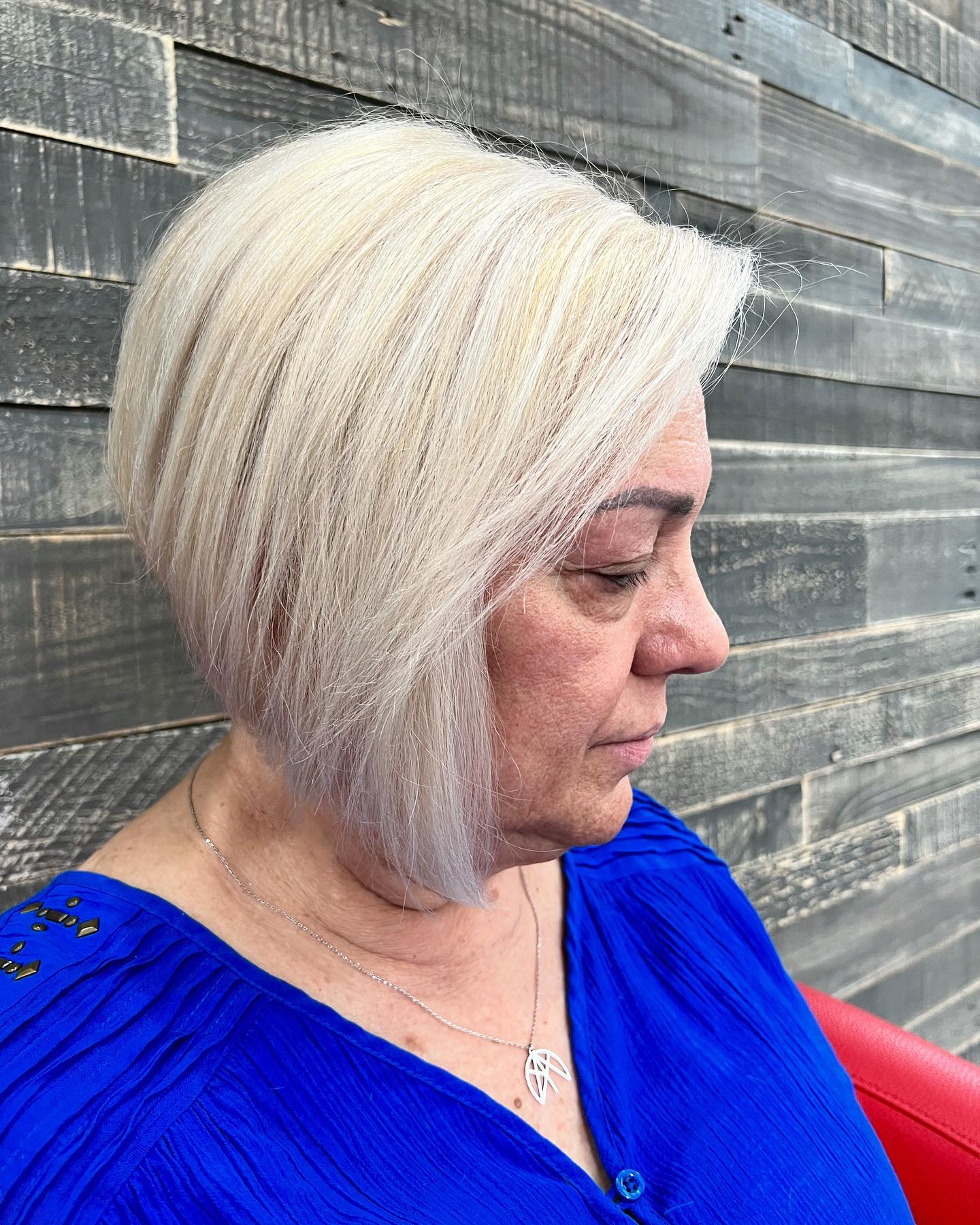 Chic Textured Bob with Soft Blonde Highlights