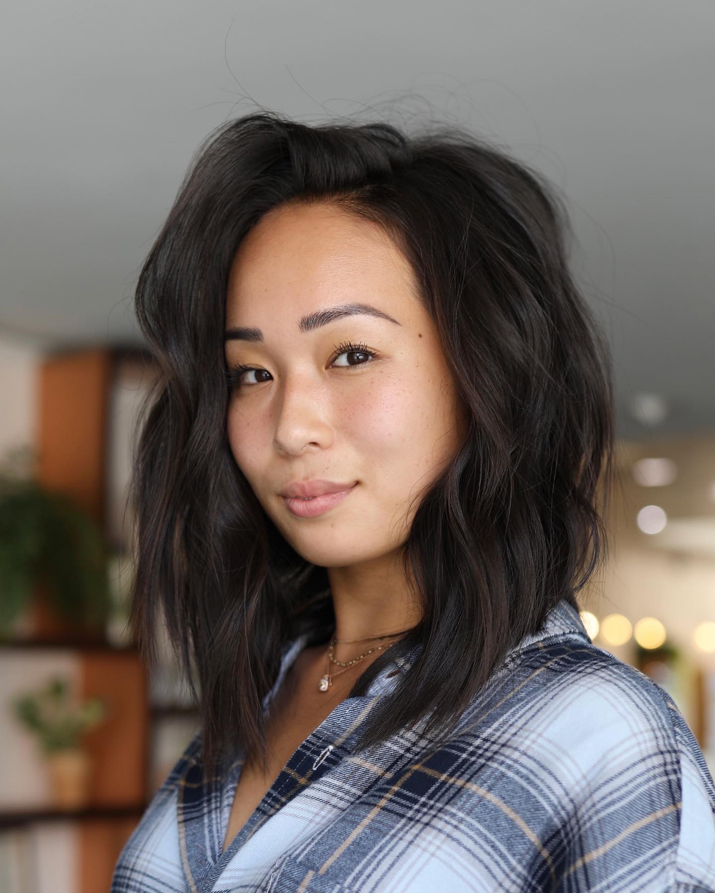 Chic Textured Wavy Bob with Face-Framing Layers