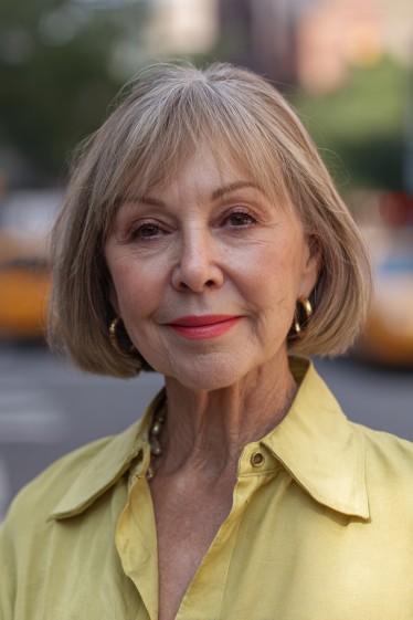 Chic Textured Bob with Subtle Highlights