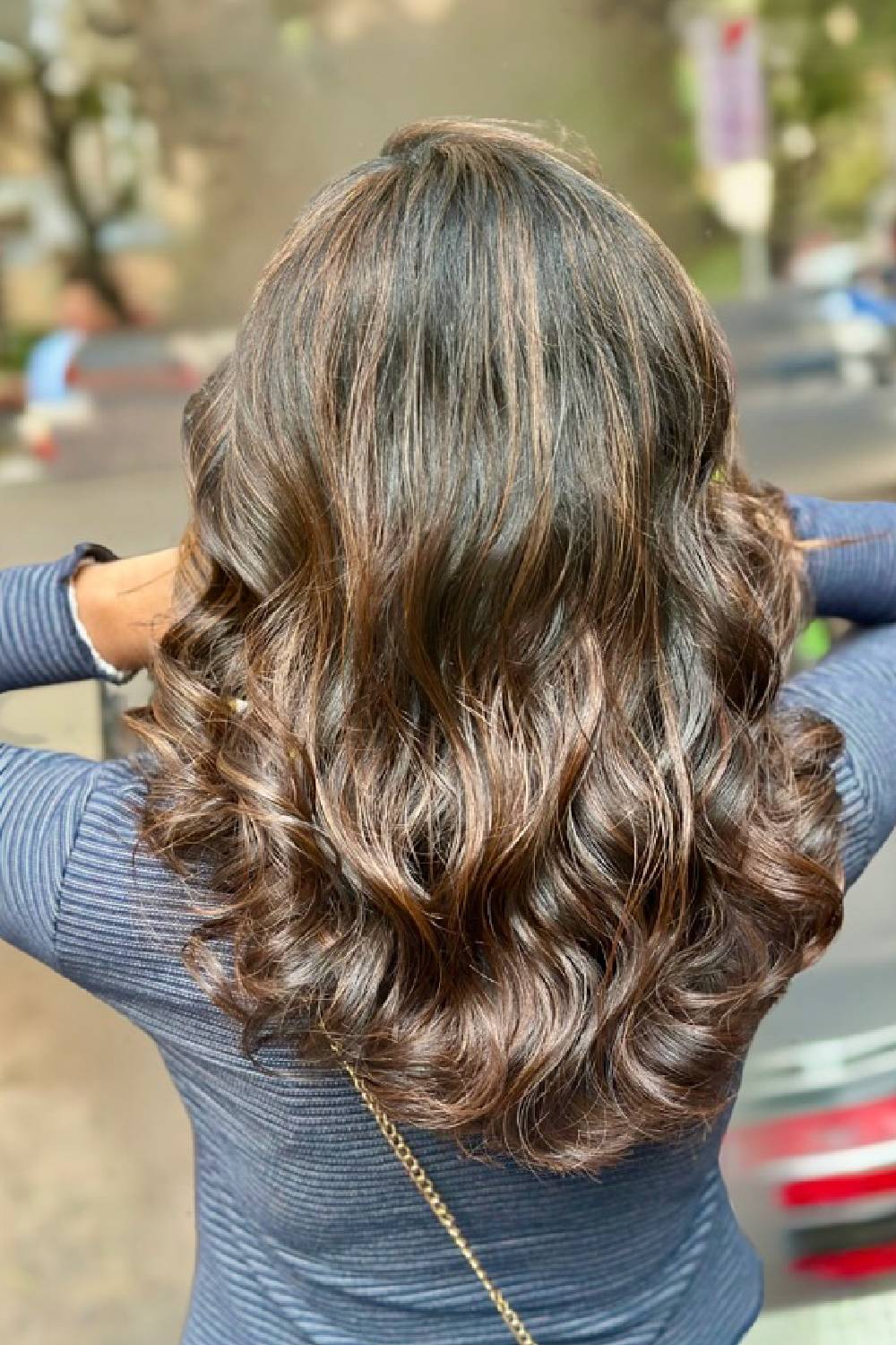 Glossy Medium-Length Curls with Caramel Highlights