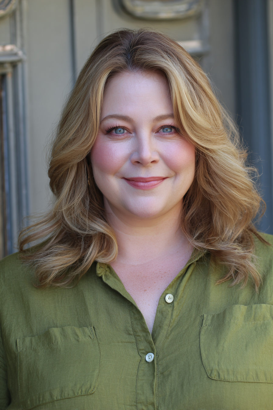 Softly Layered Golden Waves with Face-Framing Highlights