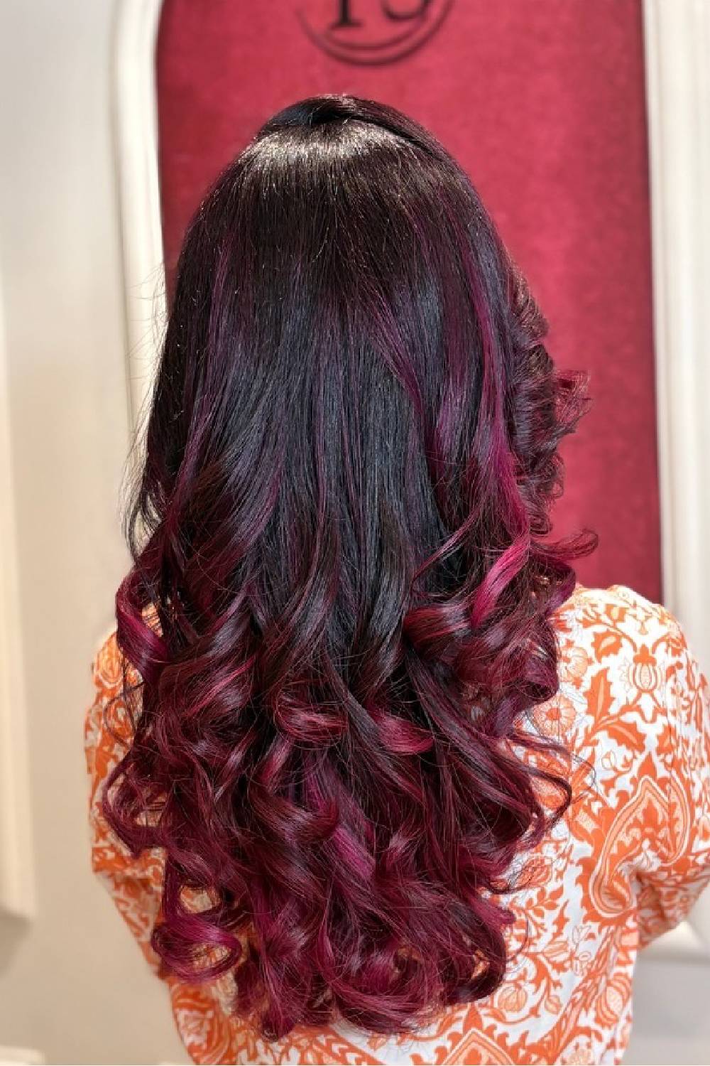 Vibrant Curly Layers with Bold Magenta Highlights