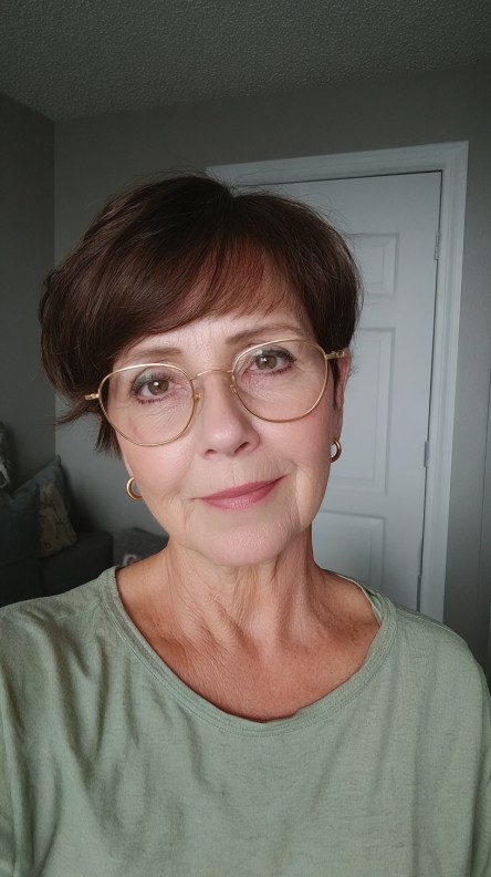 Sleek Side-Parted Textured Crop with Soft Waves