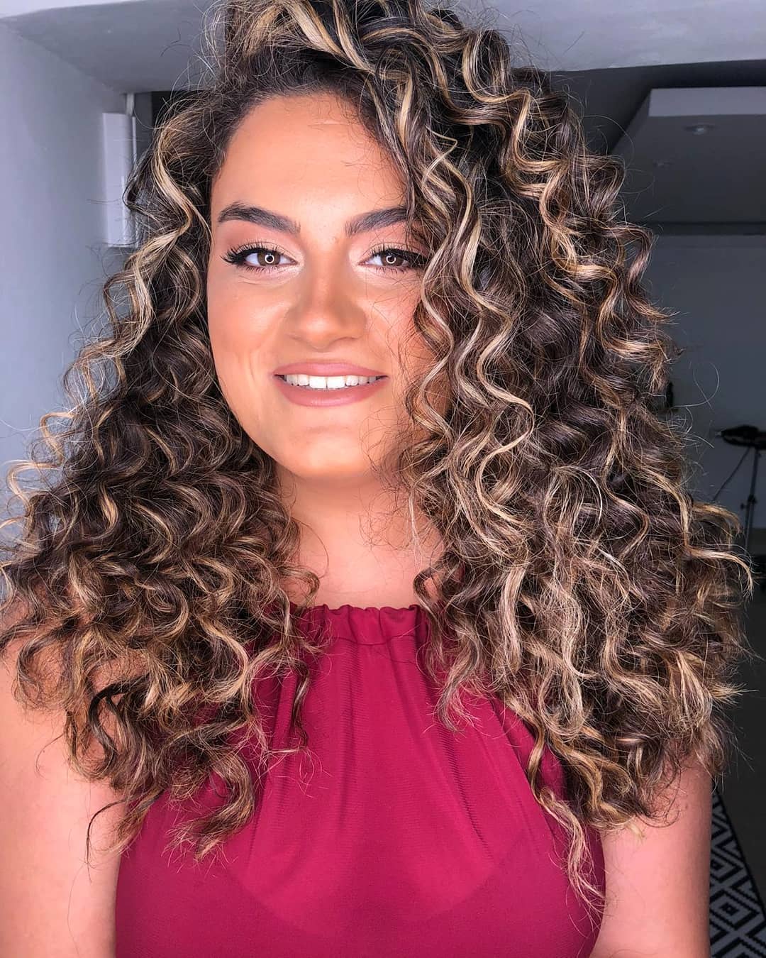 Dynamic Curly Layers with Luminous Highlights