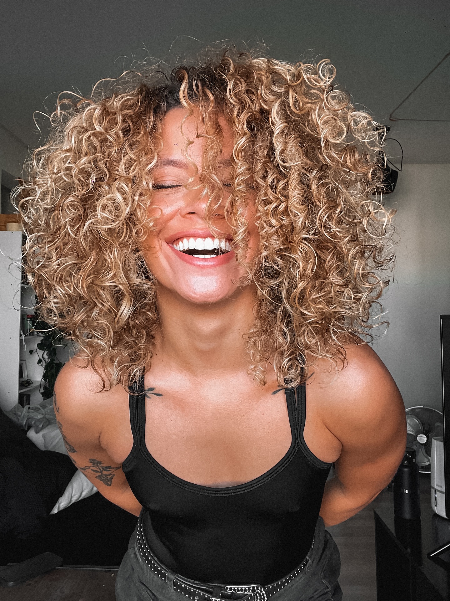 Dynamic Curly Volume with Light Golden Highlights