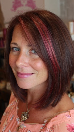 Chic Layered Bob with Subtle Raspberry Highlights