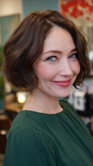 Chic Textured Bob with Soft Waves