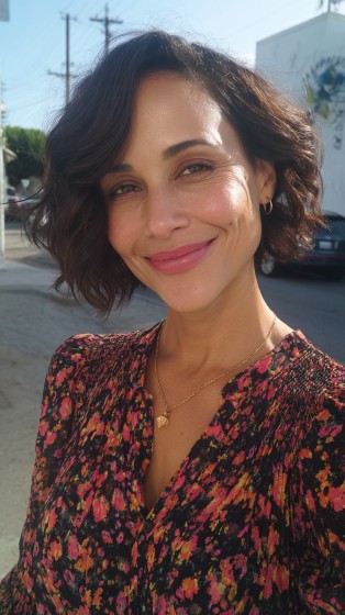 Chic Textured Wavy Bob with Subtle Volume