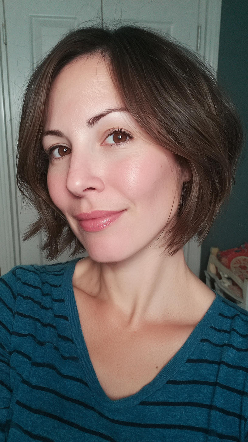 Chic Textured Shoulder-Length Cut with Soft Layers