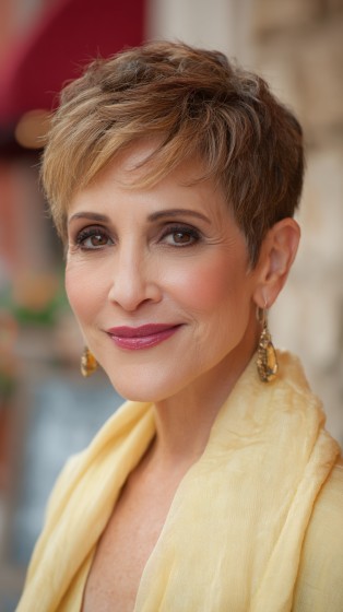 Chic Textured Pixie Cut with Light Brown Highlights