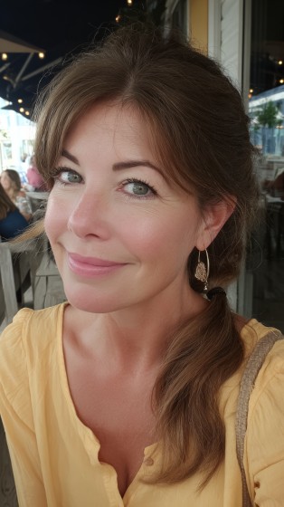 Effortless Textured Ponytail with Soft Face-Framing Layers