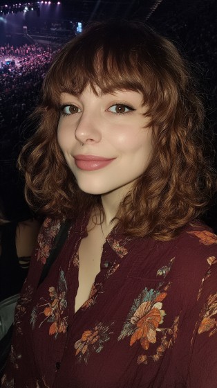 Chic Curly Shoulder-Length Cut with Soft Bangs