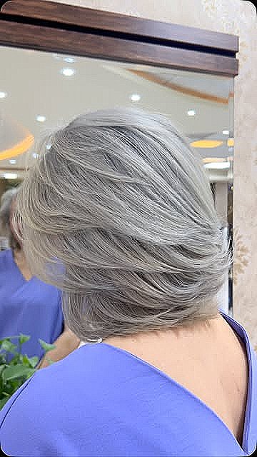 Elegant Silver Stacked Bob with Soft Layers
