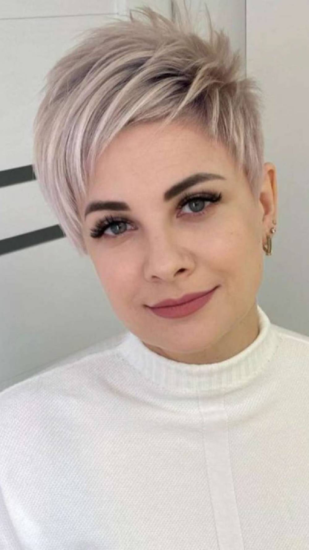 Chic Short Layered Pixie with Soft Textures