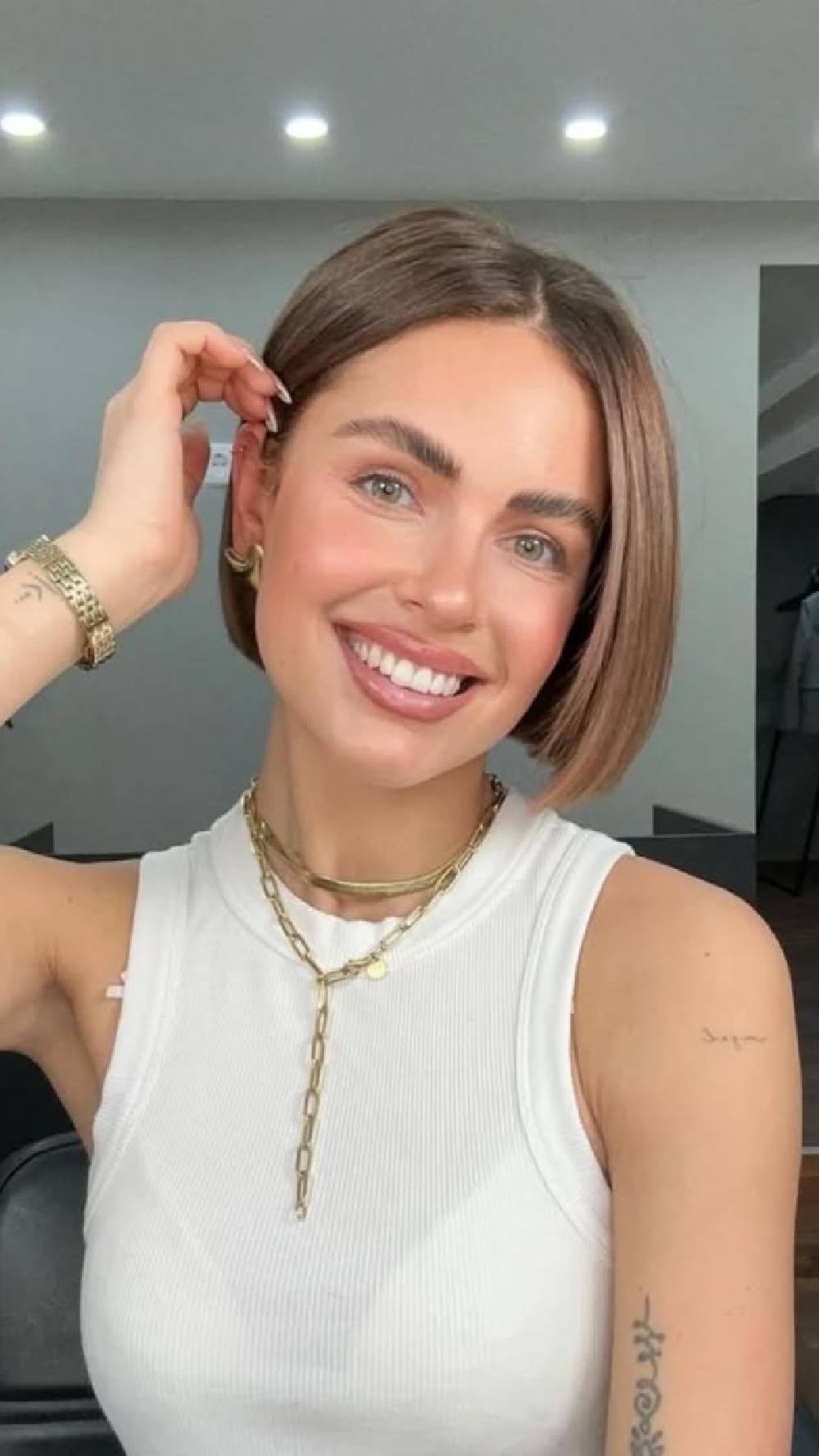 Chic Straight Lob with Subtle Texture