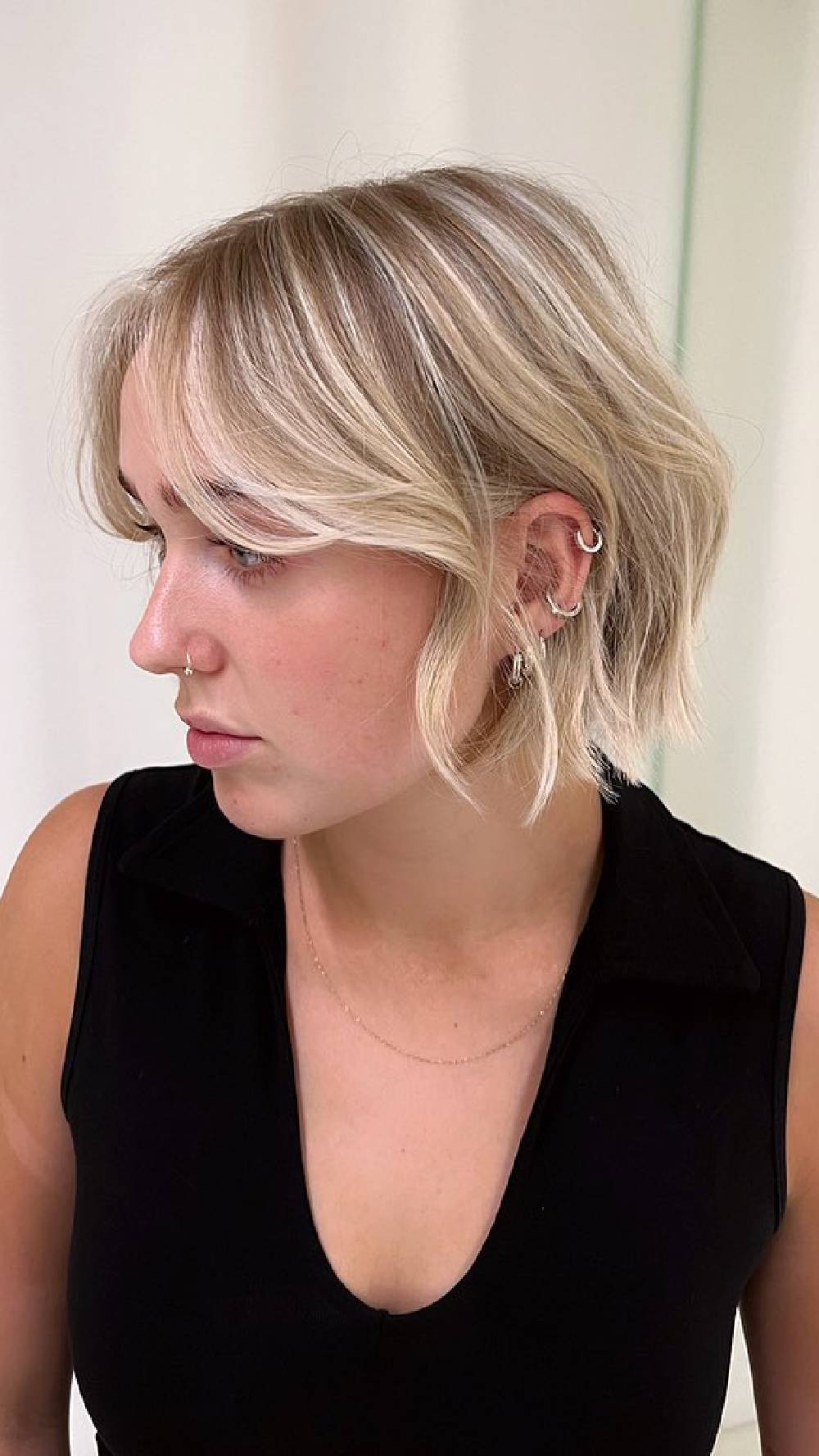 Chic Wavy Bob with Subtle Blonde Highlights