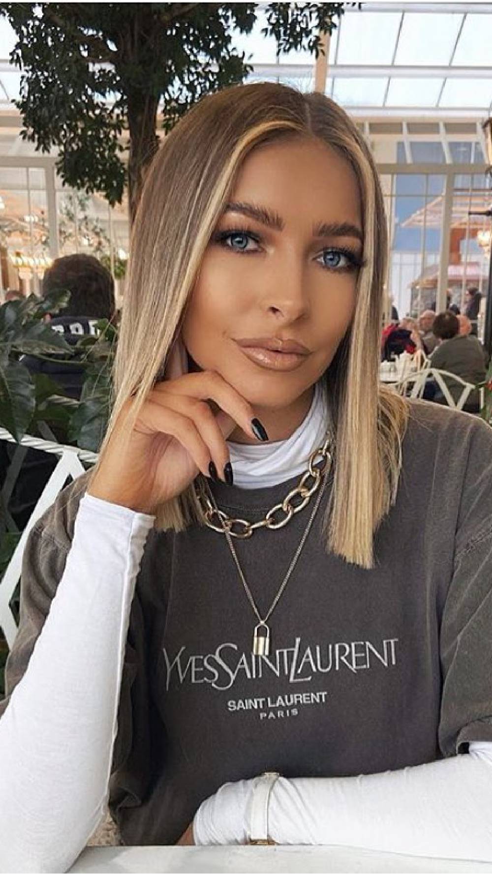 Sleek Blunt Cut with Subtle Beige Highlights