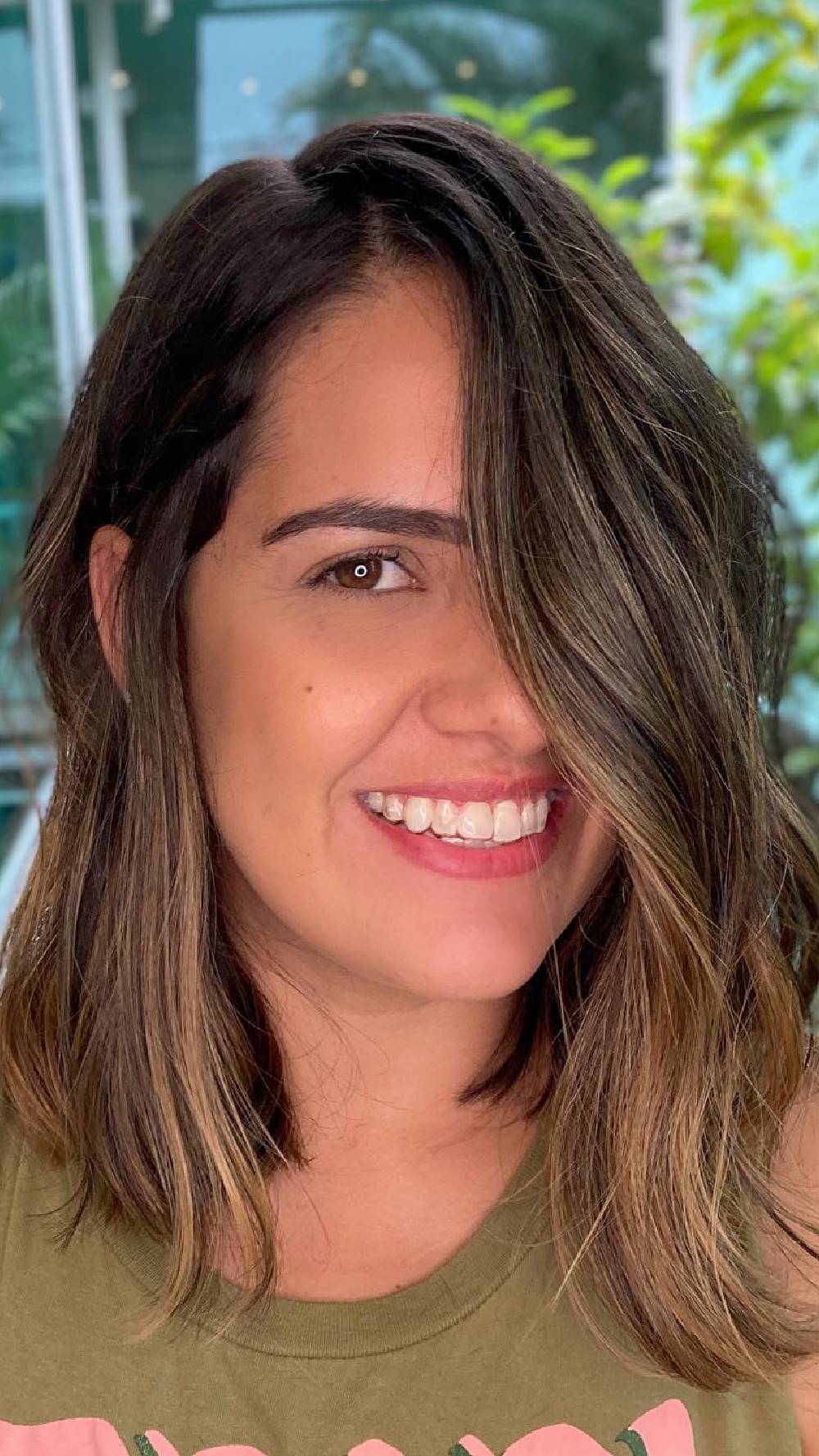 Stylish Asymmetrical Cut with Subtle Highlights