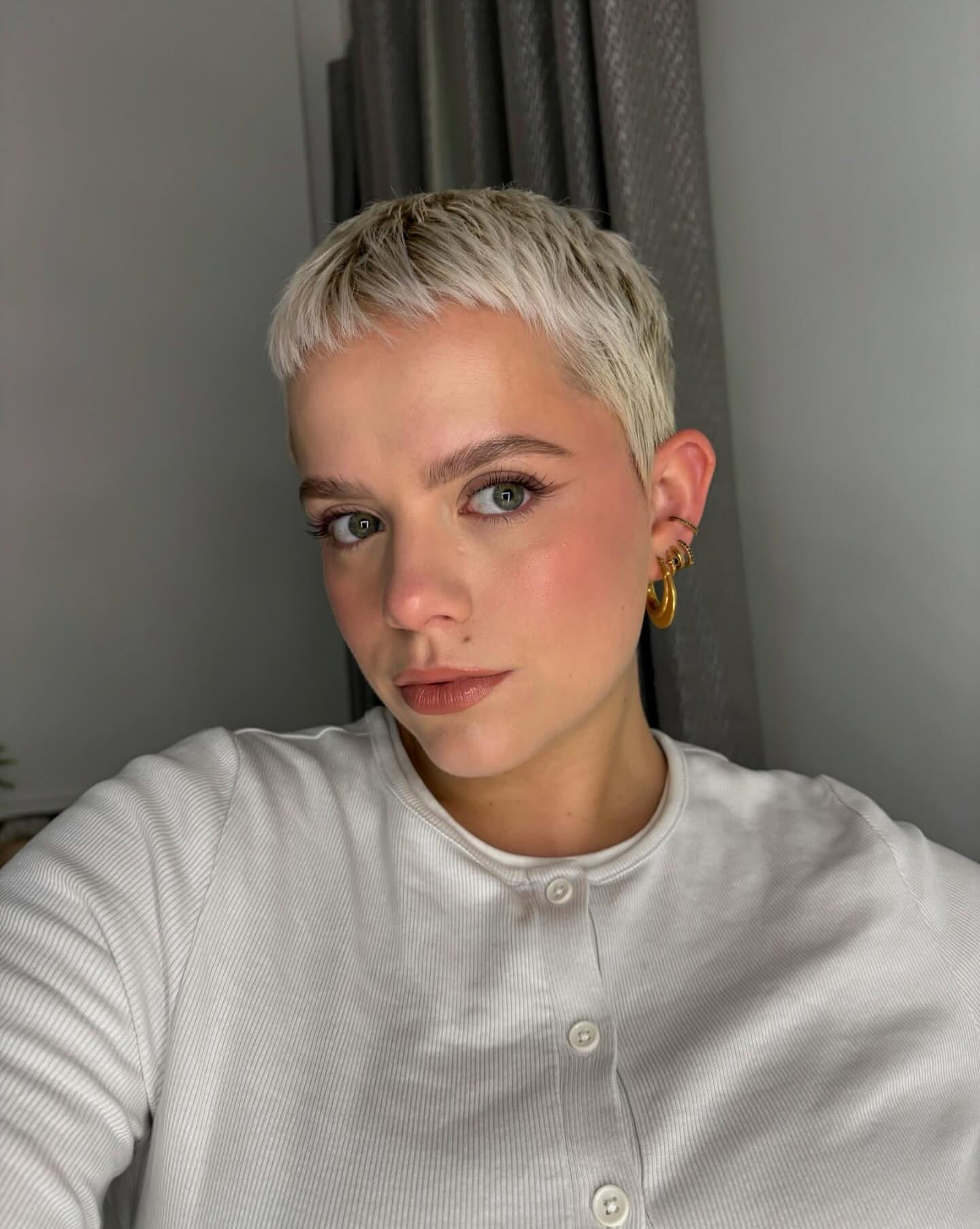 Chic Textured Short Crop with Frosted Tips