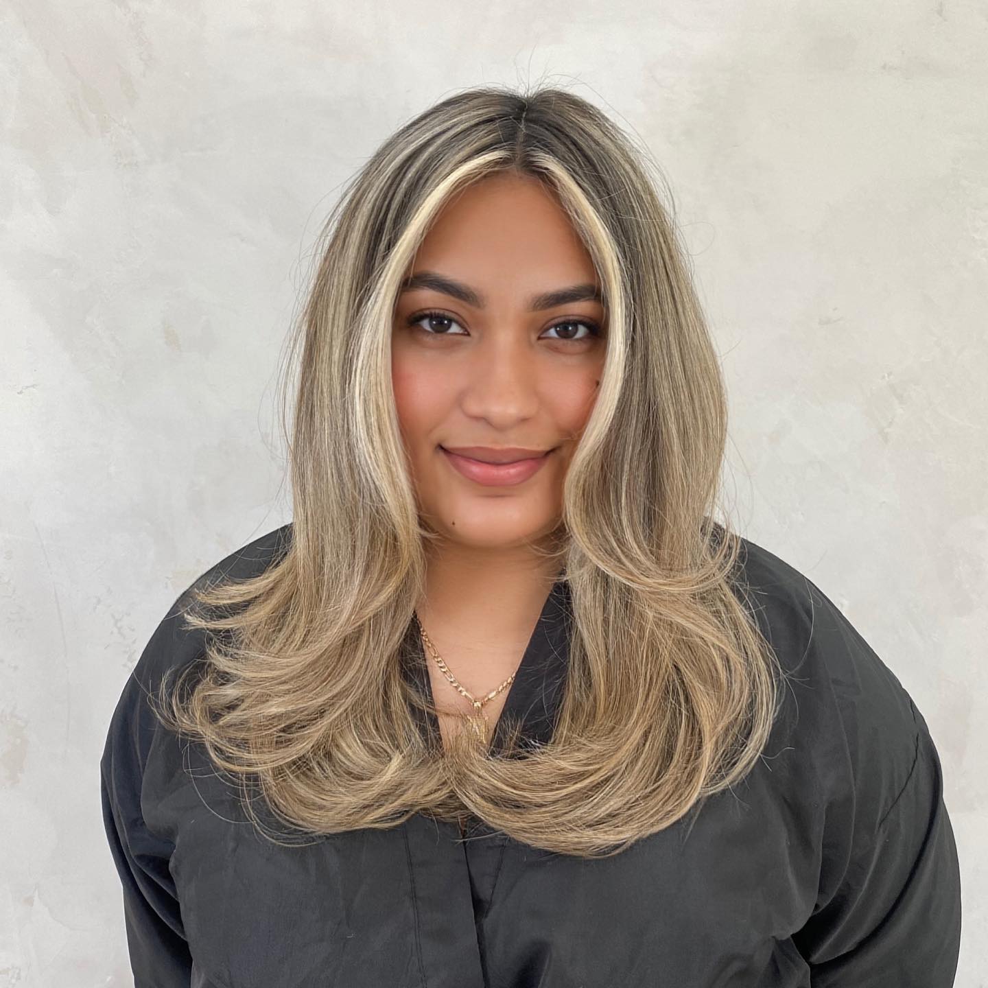 Breezy Blonde Balayage with Face-Framing Highlights