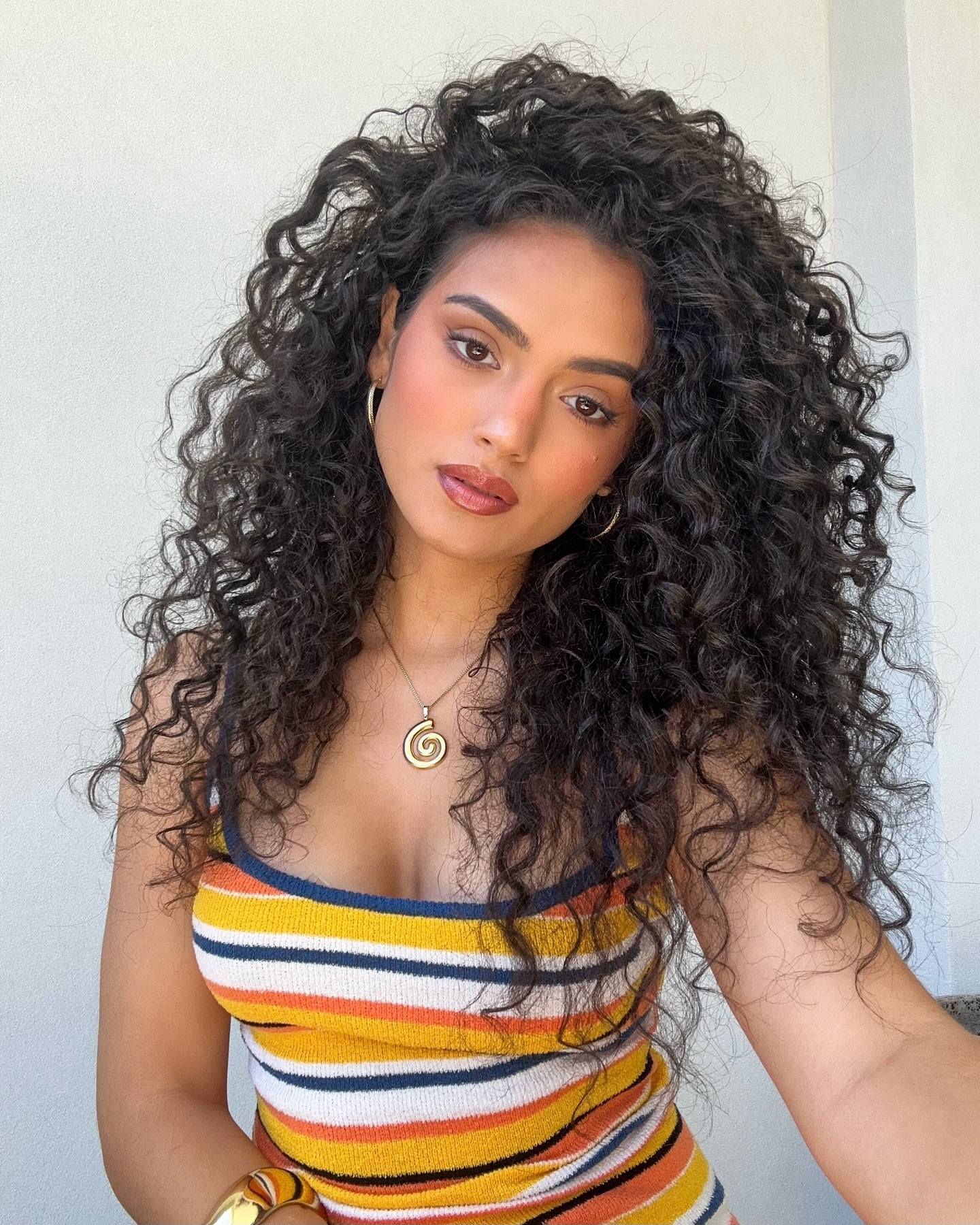 Glamorous Full-Bodied Curly Mane