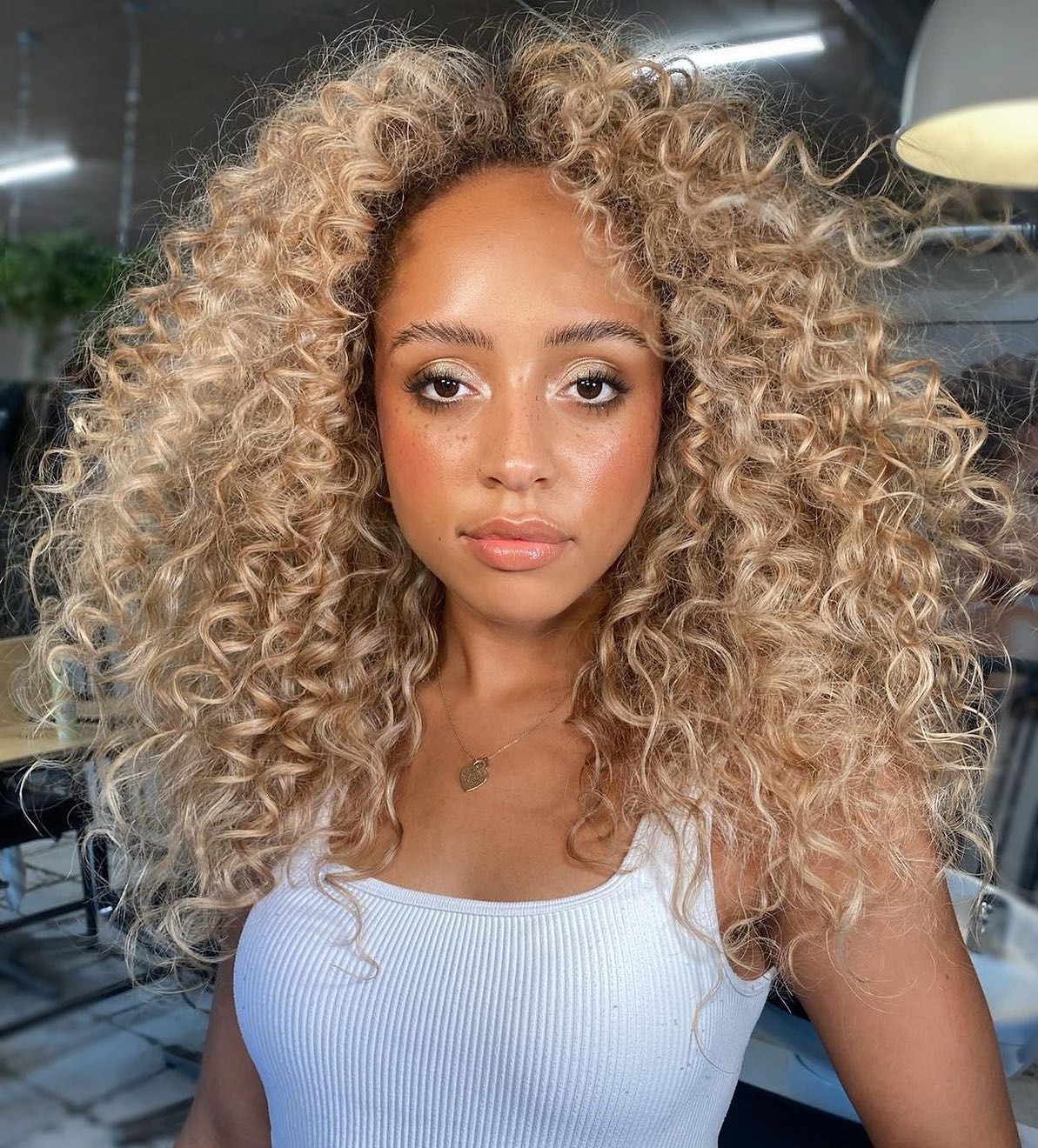 Radiant Vanilla Blonde Defined Curls with Luminous Highlights