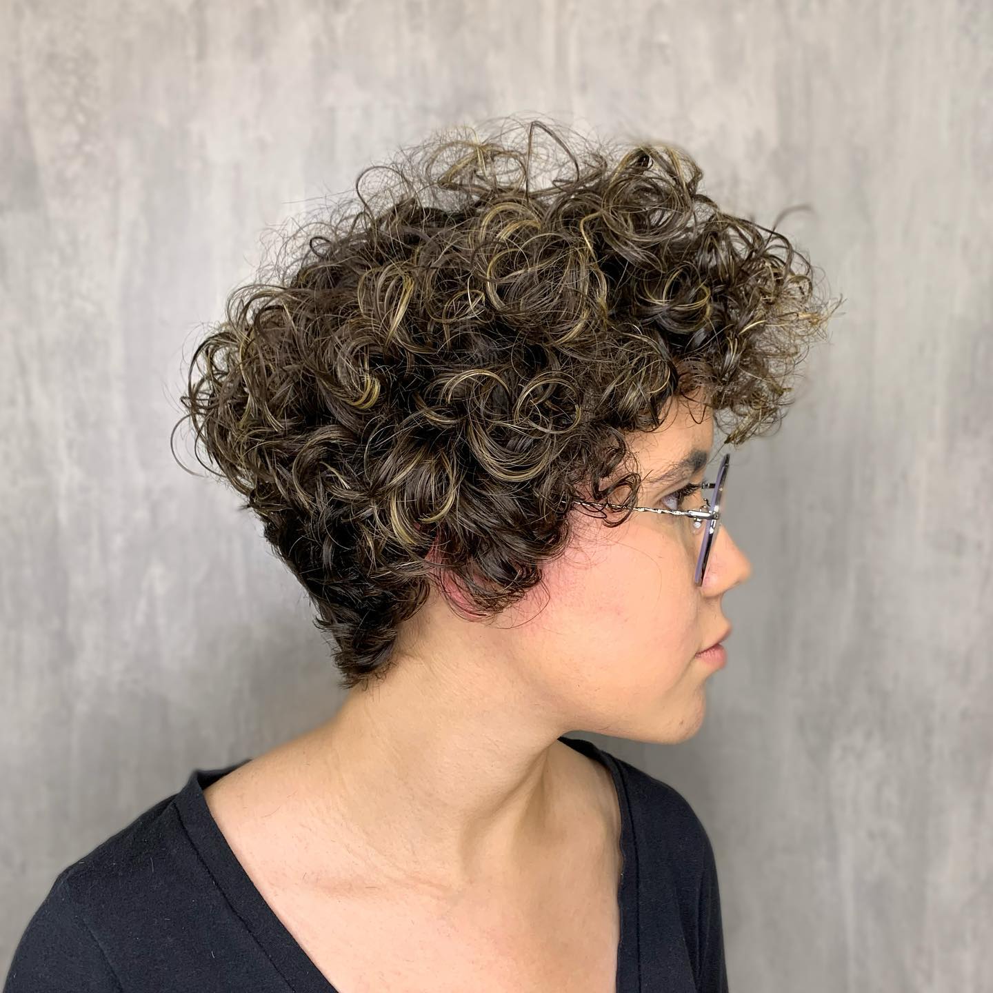 Dynamic Curly Crop with Subtle Highlights