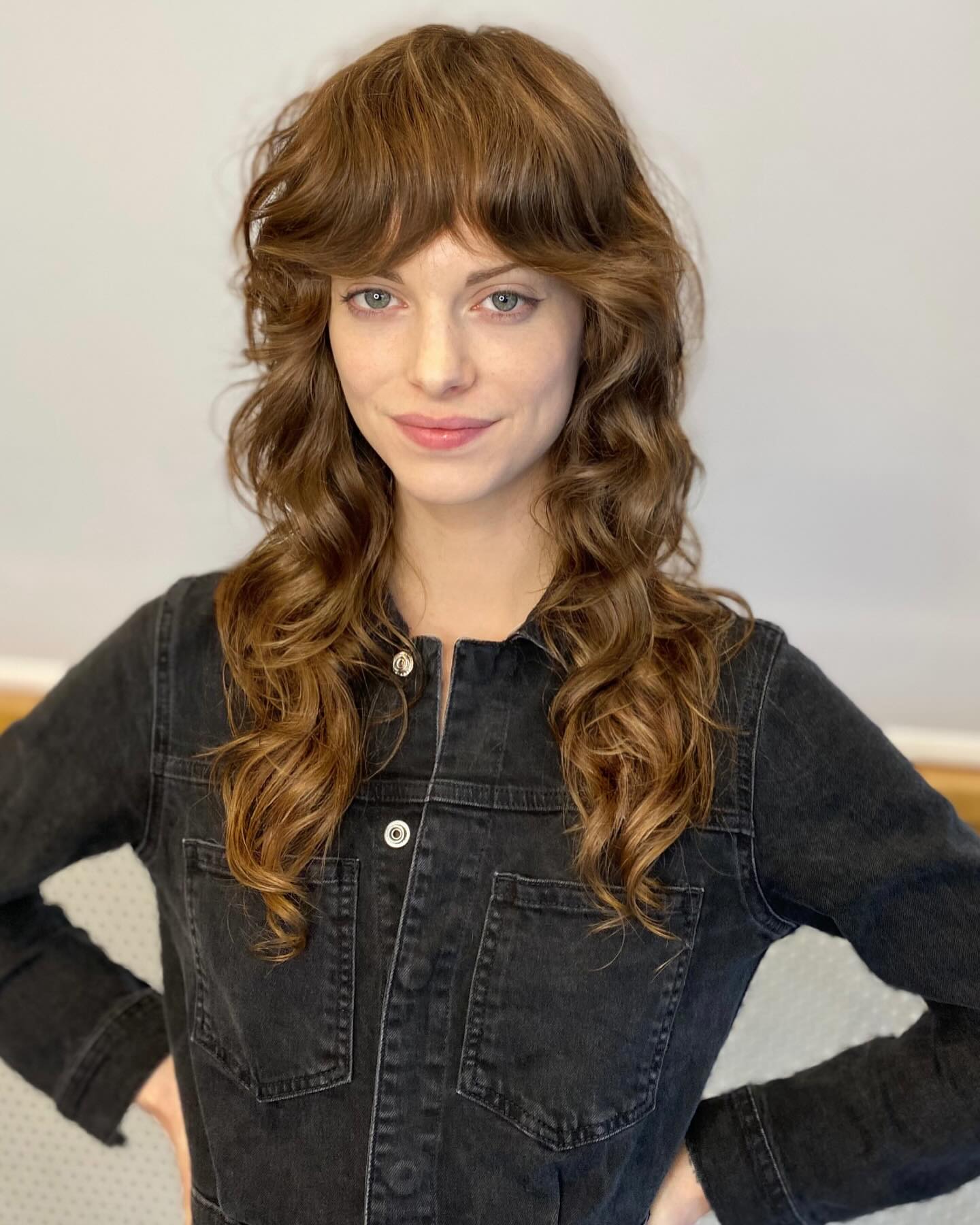 Chic Layered Wavy Shag with Bangs