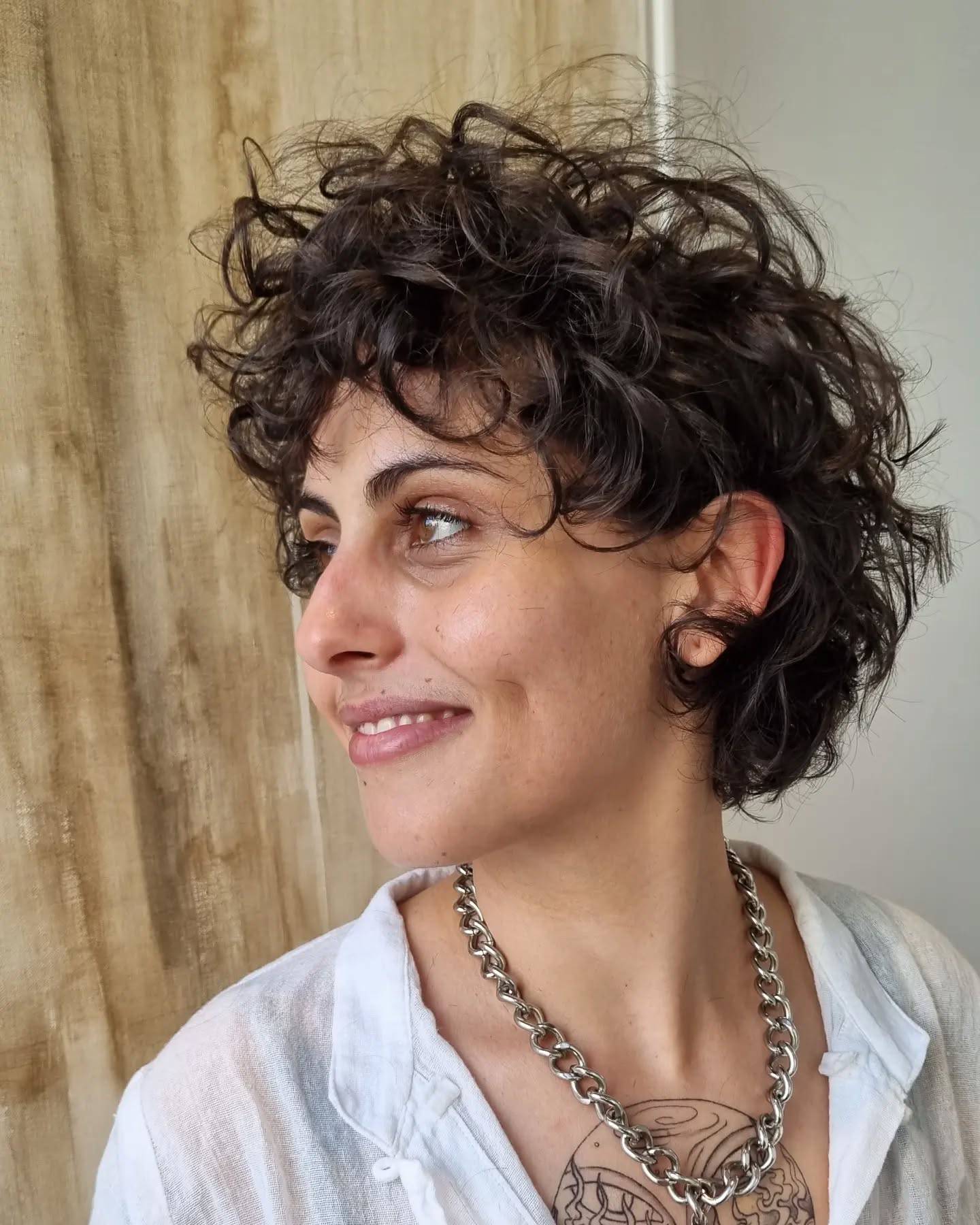 Chic Curly Shag with Textured Face Frame