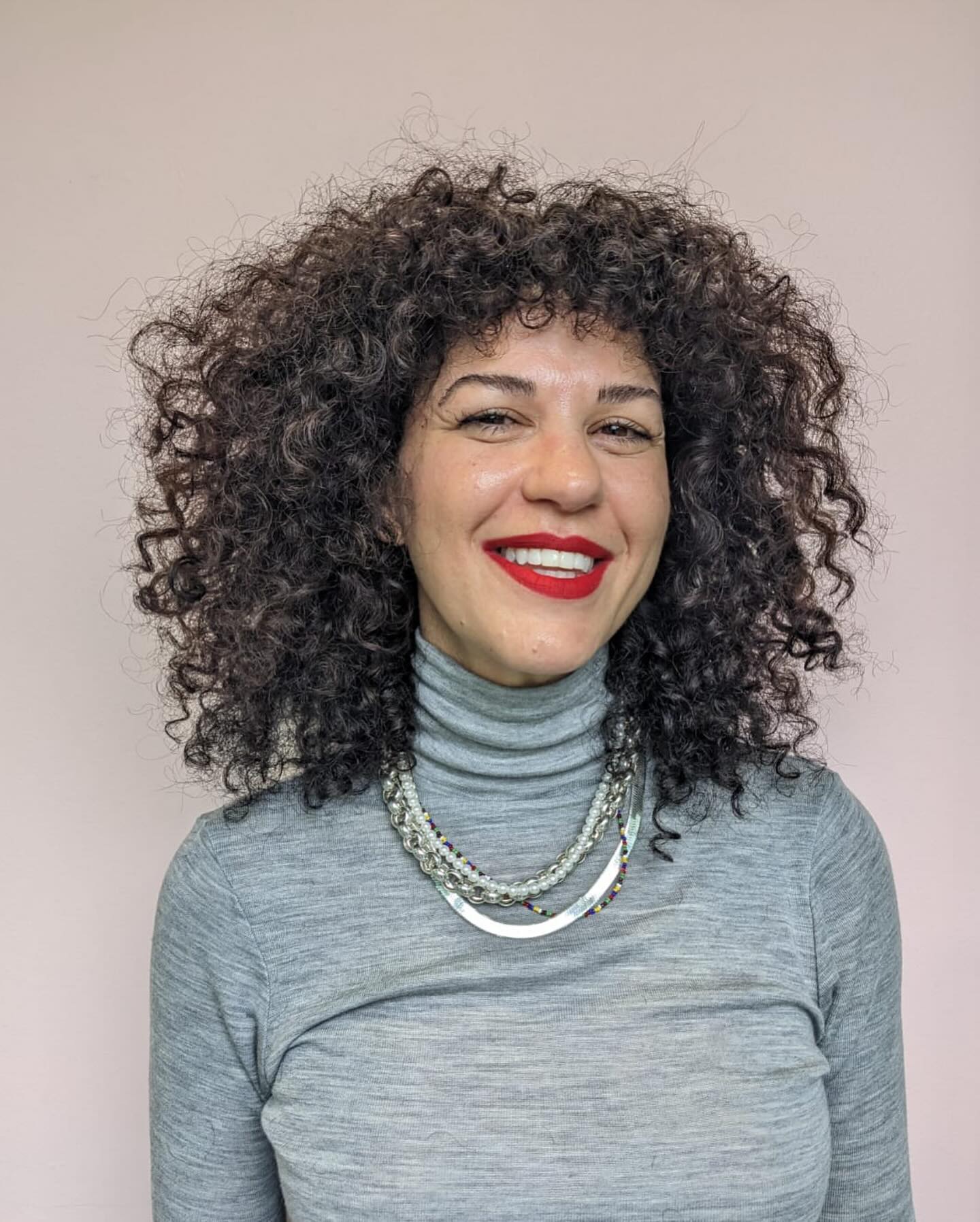 Curly Volume with Defined Face-Frame