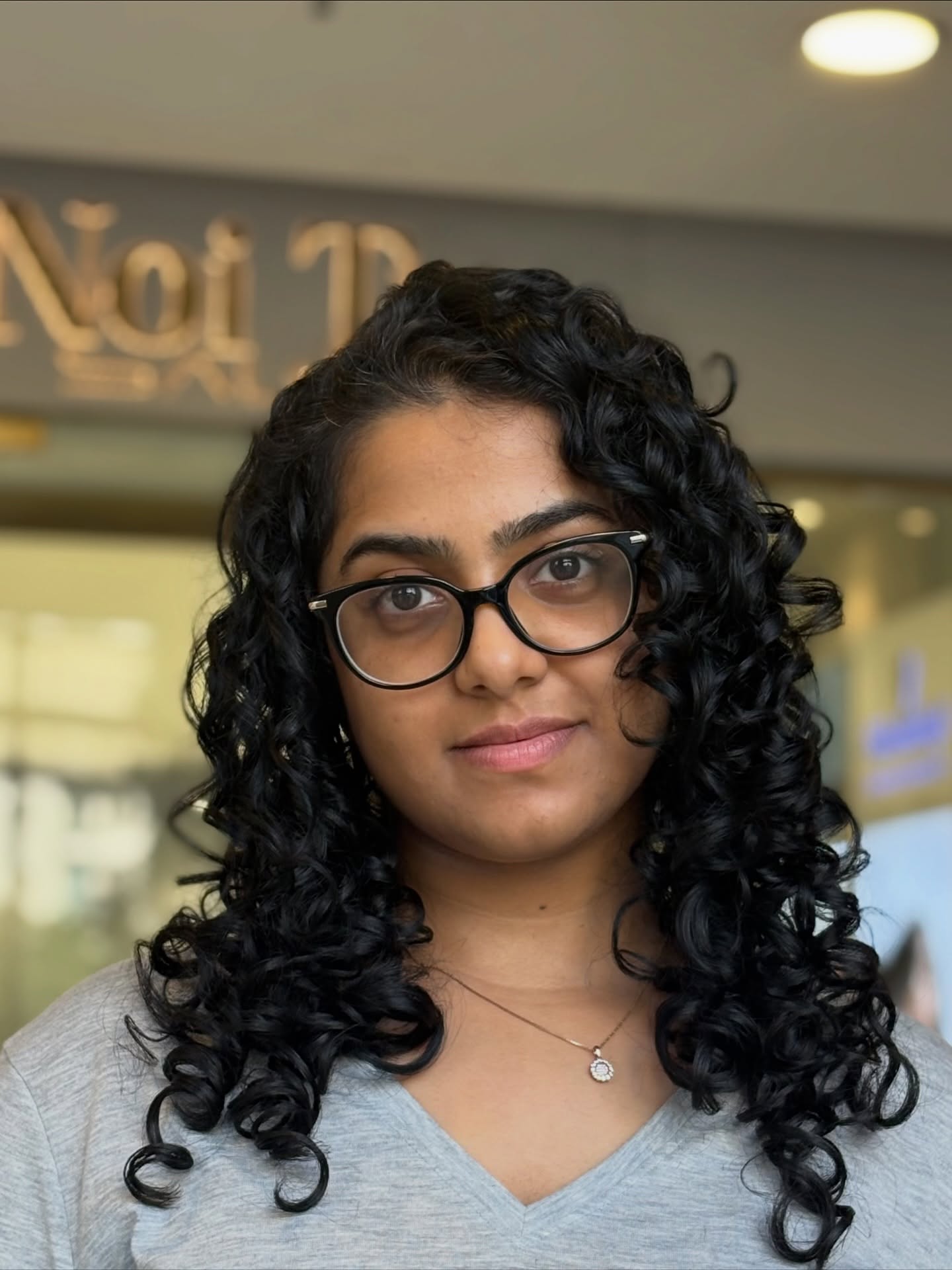 Defined Curly Layers with Face-Framing Detail