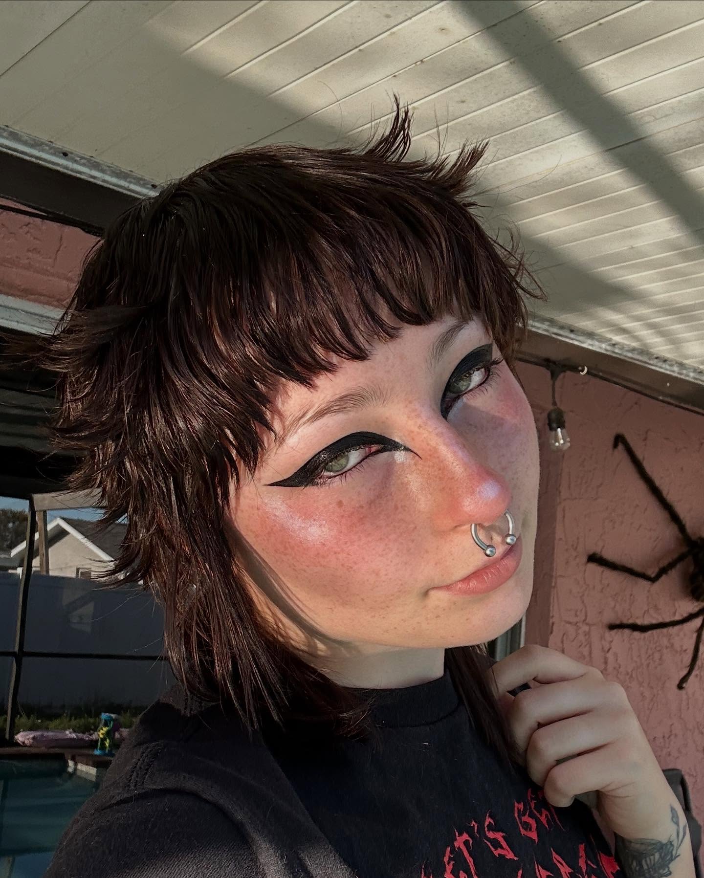 Cabello castaño oscuro texturizado estilo shag con flequillo